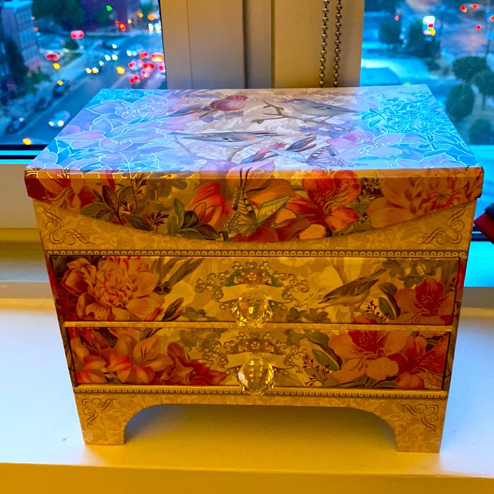 Cute jewelry case with mini drawers - great gift 🎁